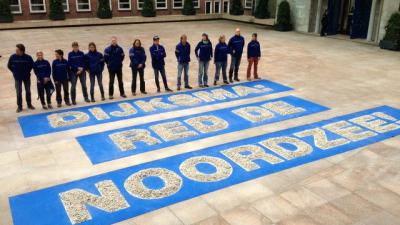 Greenpeace legt 54.780 stenen op stoep Dijksma 