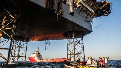 Actievoerders Greenpeace beklimmen gasboorplatform Schiermonnikoog