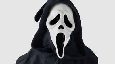 Tieners met maskers op laten mensen schrikken