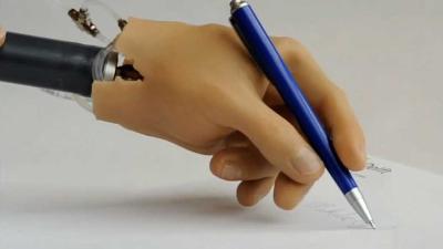 Foto van handprothese schrijvend | TU Delft