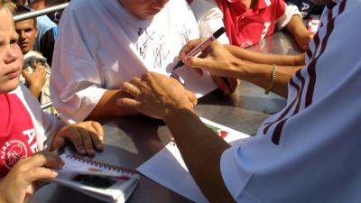 Foto van ajacied die handtekening zet op shirt | Archief EHF