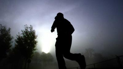 Inbreker zet met zijn actie straat in de dichte mist