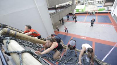 Foto van deelnemers aan de Obsacle Mallrun | Aneo Koning | www.fotokoning.nl