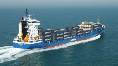 Eerste schepen Wereldhavendagen varen Rotterdam binnen