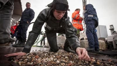 foto van defensie zoekt tussen brokstukken | Defensie
