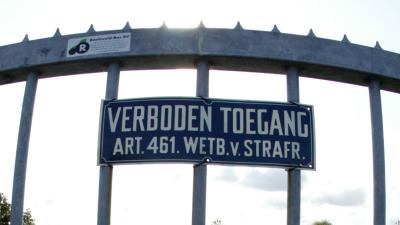 Vluchtende man blijft hangen in hek