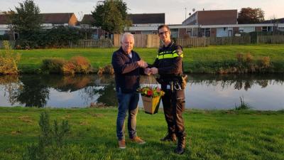 Bloemen voor redden in water gevallen kindje Den Bosch