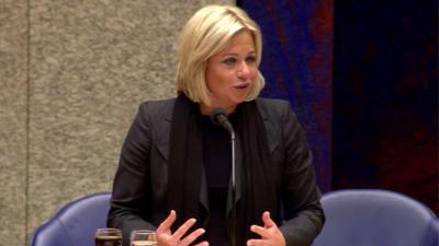 Hennis zwaar 'onder vuur' in kamerdebat