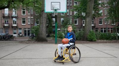 Jongen in rolstoel