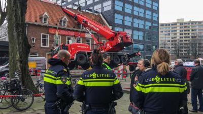Hijskraan valt op dak Rotterdamse studentenvereniging