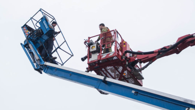 Hoogwerker gekanteld, werkmannen in paniek, brandweer zit verkeerd