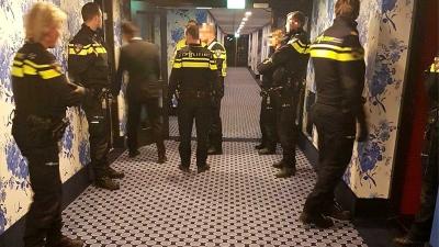 Groep overlast gevende hotelgasten uit Van der Valk gezet 