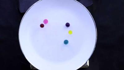 Springende en piepende hydrogelballetjes op een hete plaat verklaard