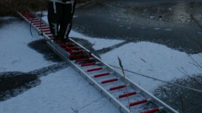 Wandelaars zien door politie gezochte schaatser door het ijs zakken