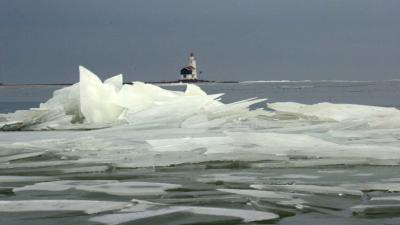 Rijkswaterstaat: Stop niet om foto te maken van kruiend ijs op de Afsluitdijk!