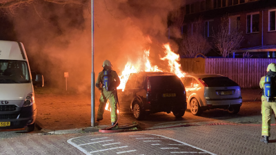 Brandweer blust autobrand