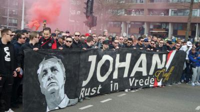 Duizenden fans lopen mee in mars ter nagedachtenis aan Johan Cruijff 