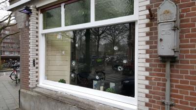 Café's in Amsterdam onder vuur, twee zwaargewonden