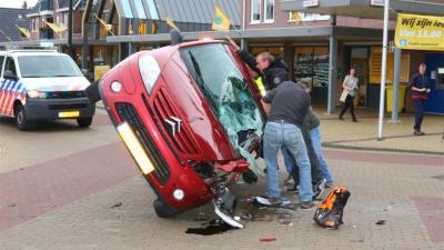 Auto op zijn kant na inschattingsfout 