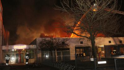Brand verwoest twee basisscholen in Uden