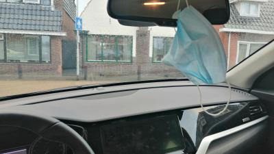 Mondkapje aan binnenspiegel 