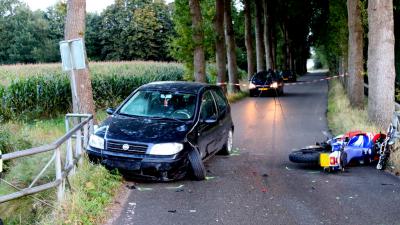 Motorrijder botst op auto in Anreep