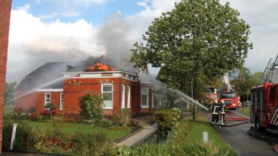 Grote uitslaande brand door blikseminslag in Appingedam