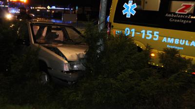 Automobiliste rijdt tegen lantaarnpaal