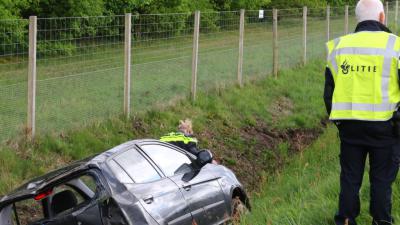 Auto van de weg op N33