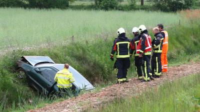 Auto van de weg op N33 bij Gieten