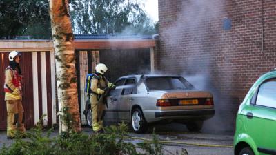 Mercedes in vlammen opgegaan