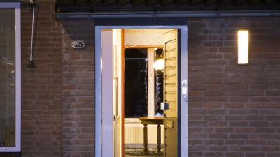 Man vernield huisraad met bijl, politie schiet