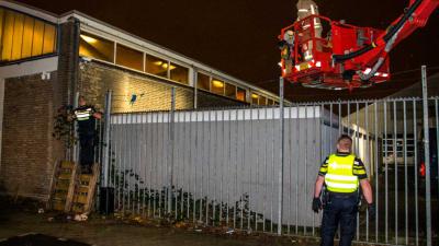 In de kraag gegrepen inbreker met hoogwerker over hek getild