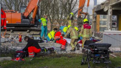 Man zwaargewond na instorten school