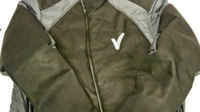 Politie Rotterdam pakt winterjas af van zwerver om V-logo