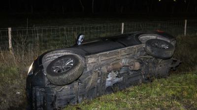 Jeep ramt lantaarnpaal en belandt op zijn kant in sloot 