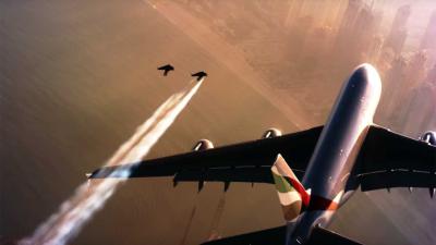 Twee jetmannen vliegen samen met Airbus A380 van Emirates