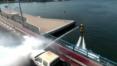 Brandweer Dubai zet flyboard in om branden te blussen