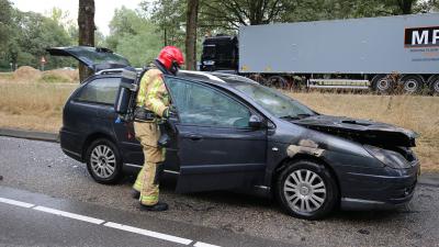 Brandweer blust autobrand