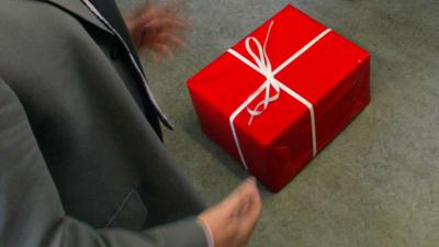 Zorgautoriteit start onderzoek naar zorgverleners die cadeaus beloven