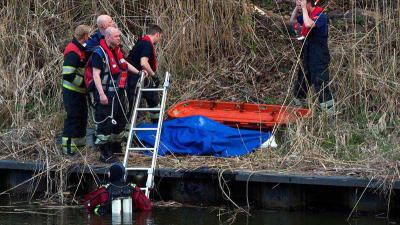 Foto van Man rijdt kanaal in | Sander van Gils | www.persburosandervangils.nl