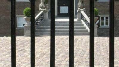 Politie doorzoekt kasteel in Roosteren