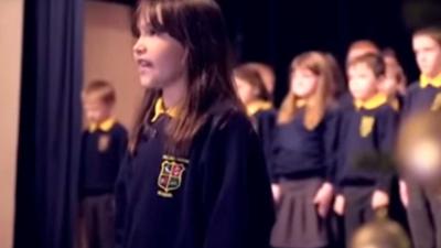 Vertolking 'Hallelujah' van 10-jarig Iers schoolmeisje ontroert 