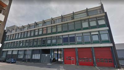 Zwaargewonde 22-jarige man bij Rotterdamse brandweerkazerne gevonden