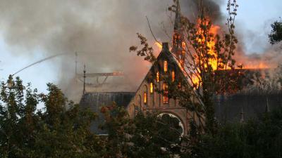 Brandweer rukt uit voor grote brand in kerk Amstelveen 