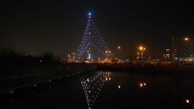 Grootste kerstboom ter wereld weer ontstoken