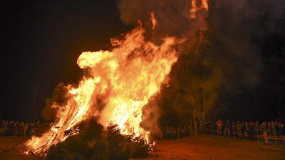 Kerstboomverbranding in Maarn, enige verbranding in regio Utrecht, groot succes 
