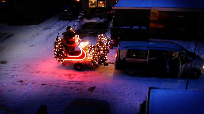 kerstman-arrenslee-sneeuw-straat-donker