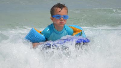 Helft onderzochte zwembandjes voldoet niet aan eisen