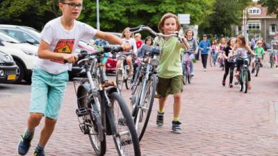 kinderen met fietsen